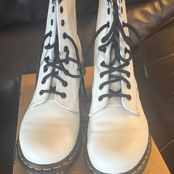 Women’s Dr. Martens White Combat Boots size 9 - Picture 2 of 9